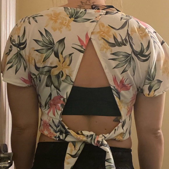 V neck cropped tee in flower pattern - Picture 2 of 2